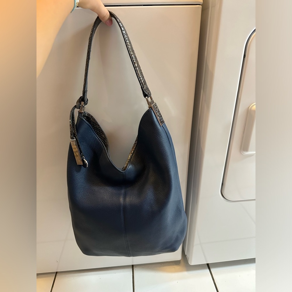 navy shoulder bag!! excellent condition.